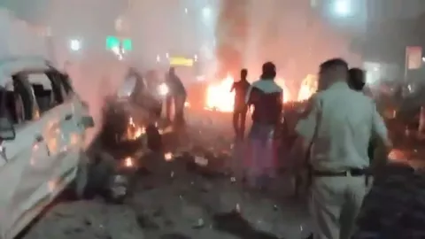 Explosión de un automóvil cerca del Fuerte Rojo de Nueva Delhi deja al menos ocho muertos y varios heridos