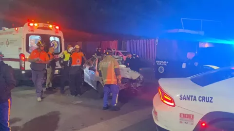 CDMX: En Iztapalapa, un automovilista quedó prensado tras chocar con un tráiler