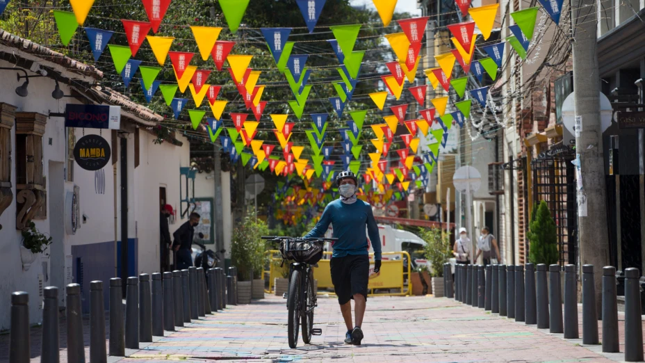 Ciclista en una calle peatonal en Bogotá.