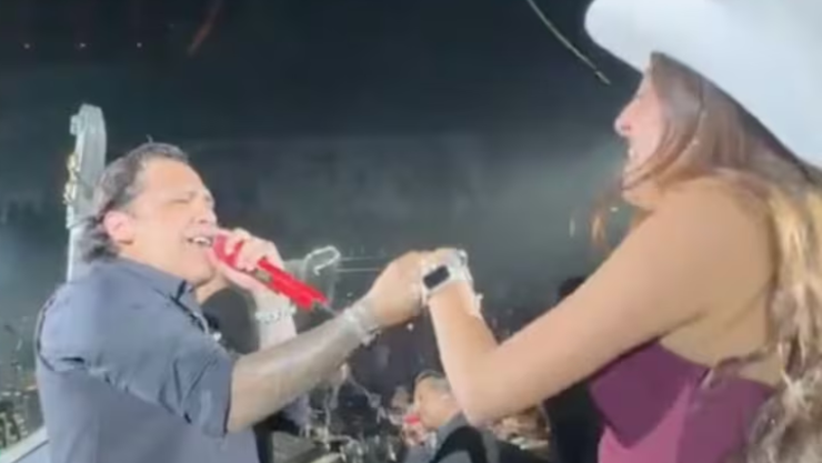 Christian Nodal coquetea con fan en pleno concierto en Cuernavaca.
