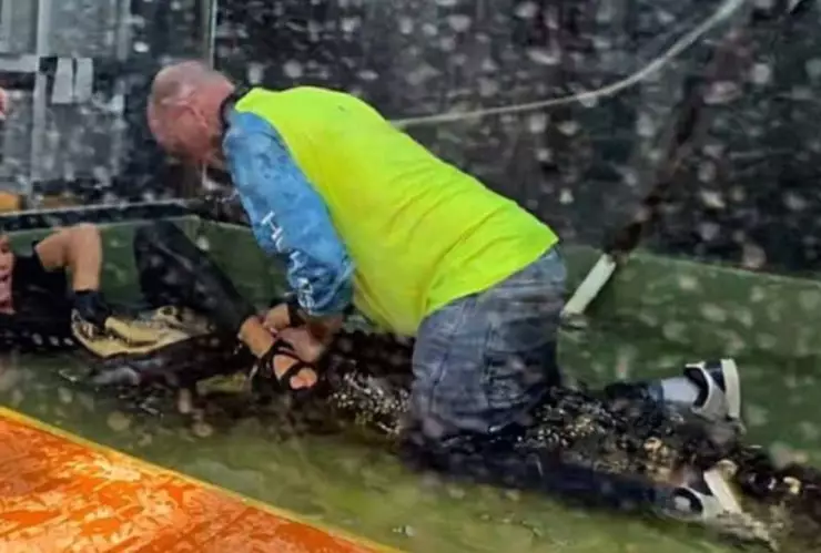 Así fue como un cocodrilo ataca a su entrenadora en plena fiesta infantil