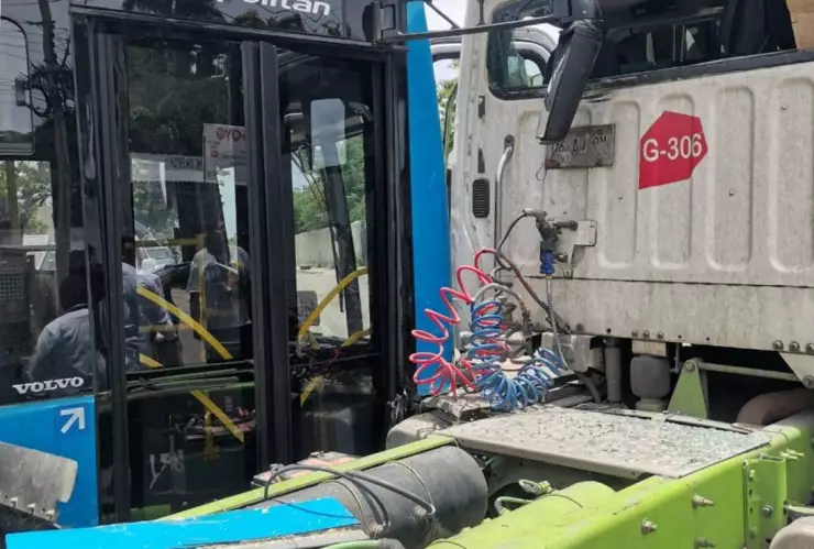 Tráiler causa accidente contra Va y Ven al invadir el carril contrario