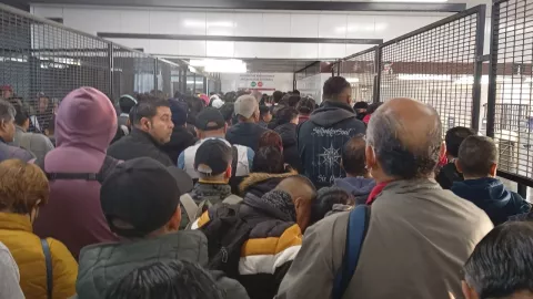 Metro CDMX y Metrobús con aglomeraciones y retrasos de 20 minutos
