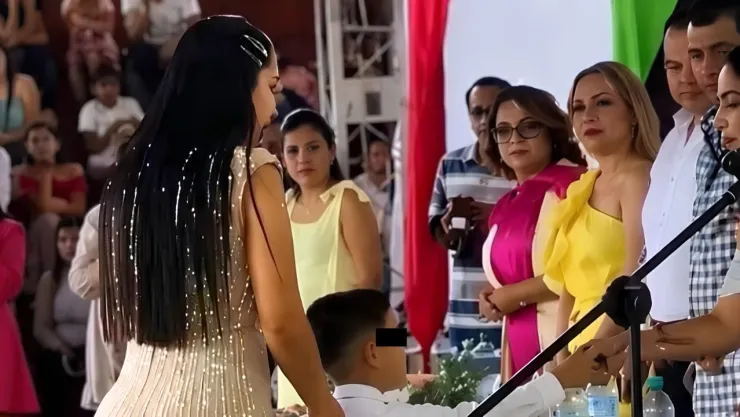 El atuendo de una madre durante una graduación escolar generó opiniones divididas en redes sociales