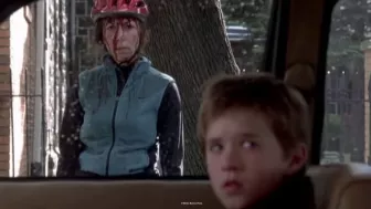 Escena de la película ‘El Sexto Sentido’ (Sixth Sense) con Halley Jeol Osment y Bruce Willis por Azteca 7.