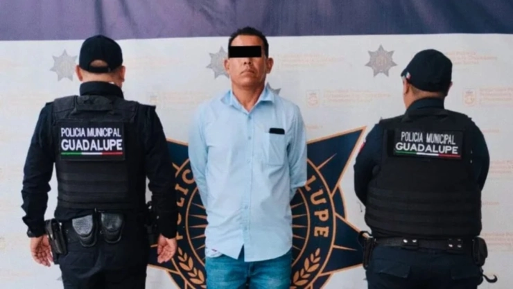 Tras rechazo amoroso, se lleva a hija de su pareja por unos tacos; menor regresa con signos de abuso. En la imagen se observa al detenido junto a policías de Guadalupe, Nuevo León.