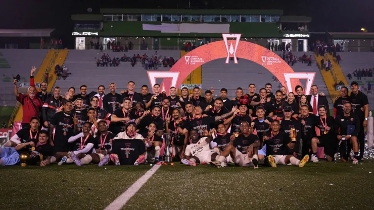 Alajuelense ganó el triplete con Carlos Vela a la cabeza