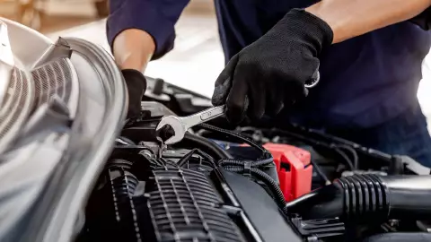 un mecánico de automóviles