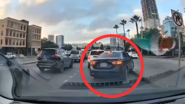 Vehículo atrapado en camellón del bulevar Abelardo L. Rodríguez