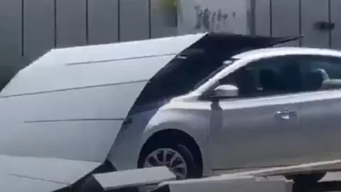 Estructuras metálicas caen sobre un auto en plaza comercial