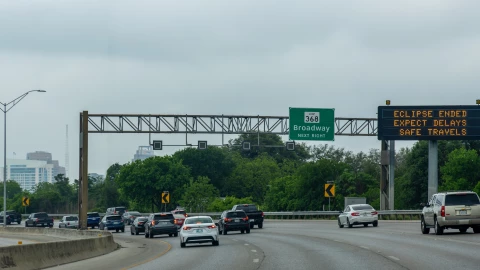 Coches recorren carretera de San Antonio, Texas