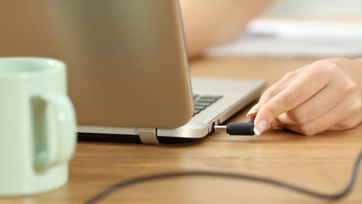 Así impacta conectar el cargador primero que la laptop