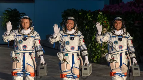 Astronautas regresan a Tierra, tras misión espacial más larga de China