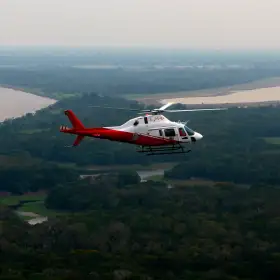 Helicóptero de la agencia ambiental de Brasil vuela el Amazonía.