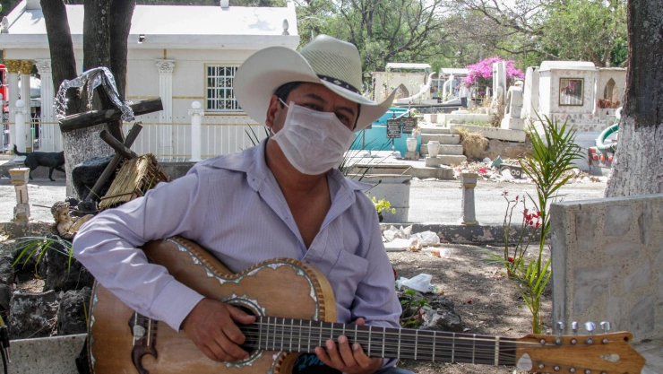 Músicos en el panteón civil de San Nicolán Tolentino