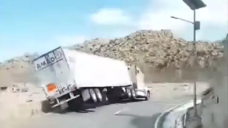 Trailer se voltea La Rumorosa Baja California sobrevive conductor