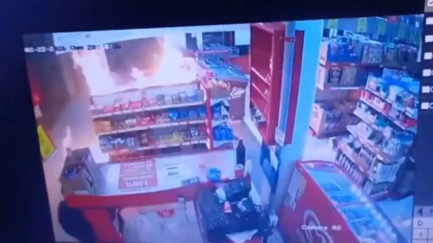 VIDEO SENSIBLE: Ataque con bomba contra tienda dejó a niño y padre gravemente heridos en Valle de Chalco