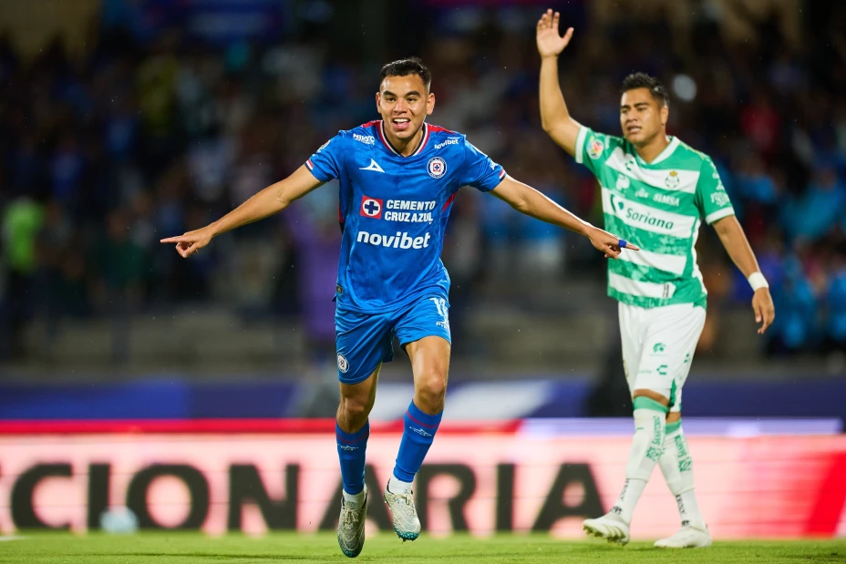 Charly Rodríguez anota de chilena con Cruz Azul ante Santos Laguna