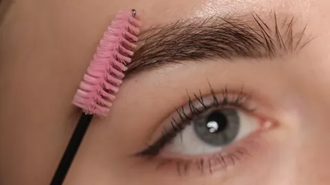 Así puedes rejuvenecer tu mirada con las cejas despejadas