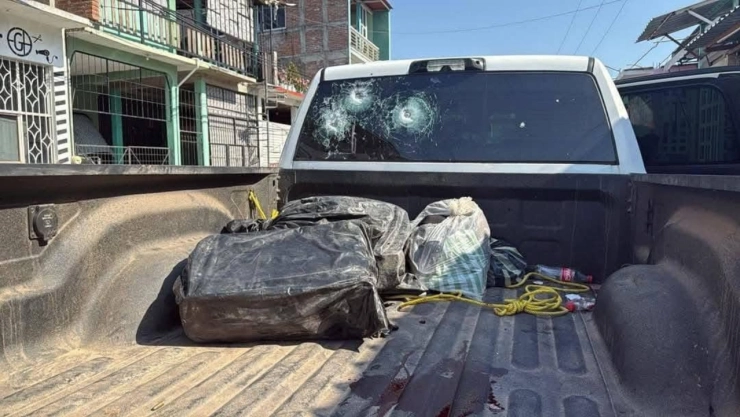 Camioneta con impactos de bala tras ataque contra alcalde de Atlixtac