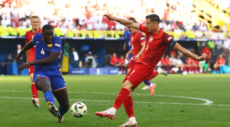 Lewandowski anota a Francia
