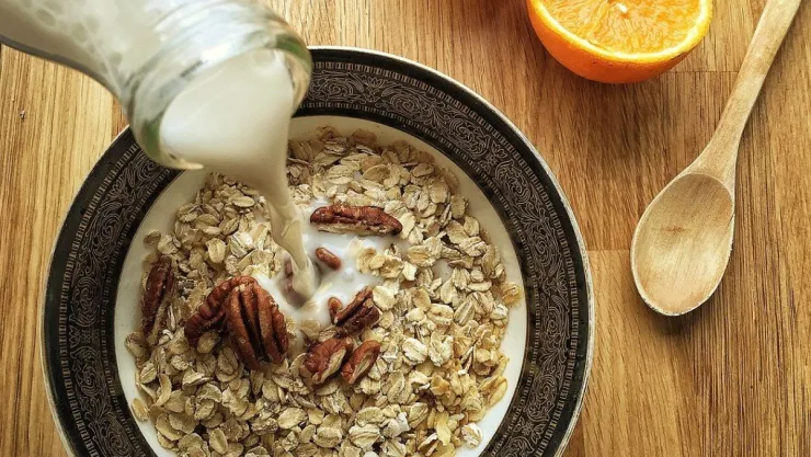 Esto pasa si tomas agua de avena con canela