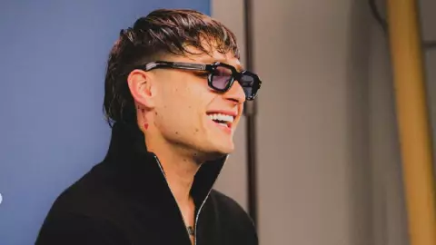 Peso Pluma estrena nuevo cambio de look