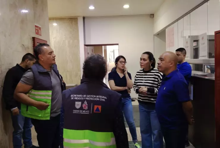Personas quedan atrapadas en elevador de edificio en CDMX