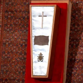 El féretro del Papa Francisco en su celebre ceremonia.