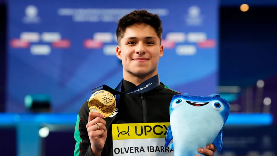 Osmar Olvera, campeón mundial en el trampolín de un metro.