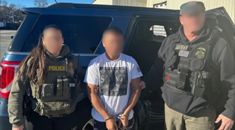 Agentes del ICE junto al inmigrante ecuatoriano detenido en Texas