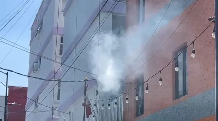 Incendio de cables de alta tensión en la colonia Obrera moviliza vecinos en la Cuauhtémoc; hay un tanque de gas en el techo