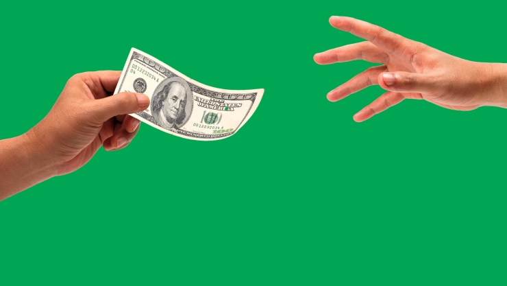 Persona le entrega 100 dólares a otra