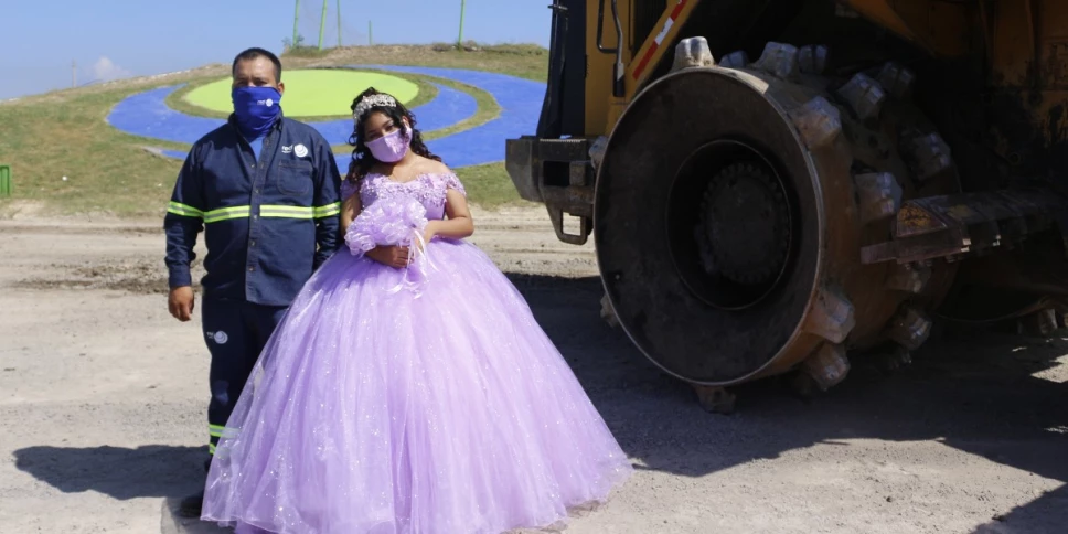 quinceañera fotos basurero papa.jpg