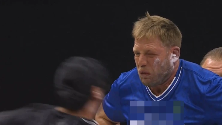 Jake Hager exluchador noqueado en competencia de bofetadas
