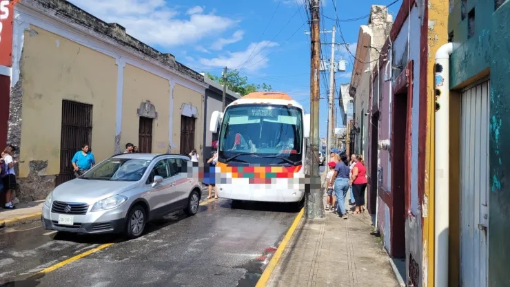Autobús provoca choque por alcance en calles del Centro FOTO