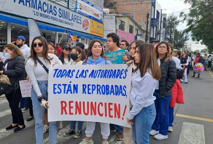 Marchan por estudiantes de Medicina de la Universidad Latina de México
