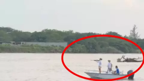 Jóvenes con carabina en río de Boca del Río
