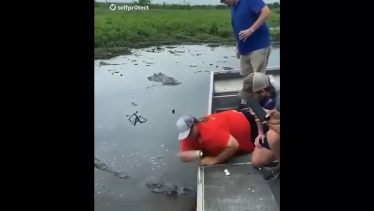 hombre-lata-cerveza-caiman.jpg