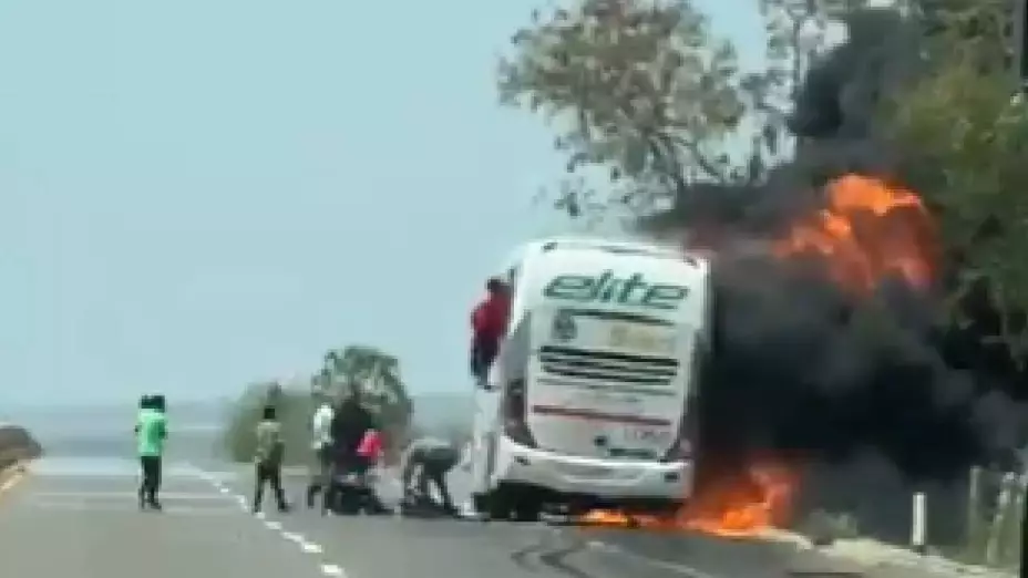Autobús se incendia en La Costera, Angostura, Sinaloa