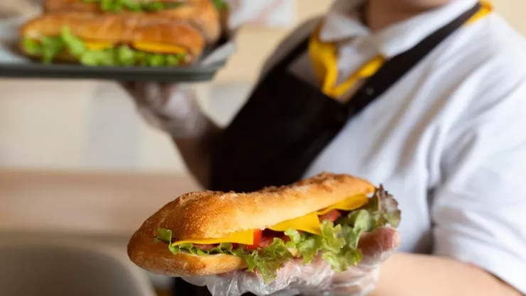 Aumentan el salario en California a 20 dólares