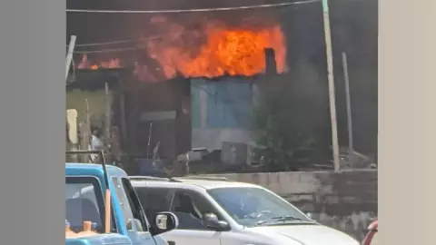 Fuerte incendio en Villas del Campo consume 7 casas