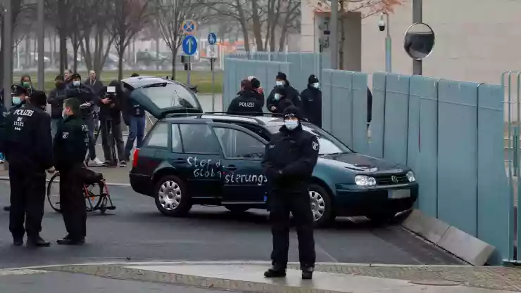 choque auto oficinas angela merkel.jpg