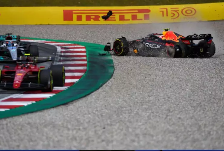 Checo Pérez después del toque con George Russell en el Gran Premio de Austria