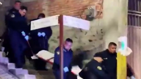 Mientras Dormía_ ¡Desata pánico! Sicario entra a domicilio y asesina a balazos a hombre en la CDMX. En la imagen se observa como la policía y la Fiscalía relizan el levantamiento del cuerpo de la víctima asesinada a balazos en Lomas de San Juan Ixhuatepec.