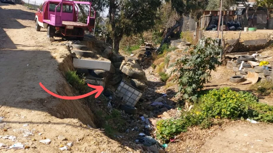 Calle sin pavimentación en colonia Francisco Villa en Tijuana