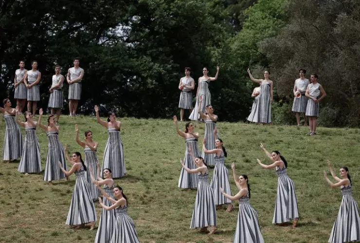 Realizan danza durante la ceremonia del encendido de la antorcha olímpica París 2024