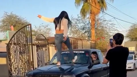 CELOSA LE ROMPIÓ PARABRISAS.png