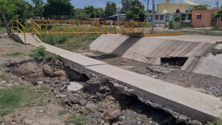 Denuncian daños en paso desnivel en Arboledas Invies en Mazatlán. .jpg