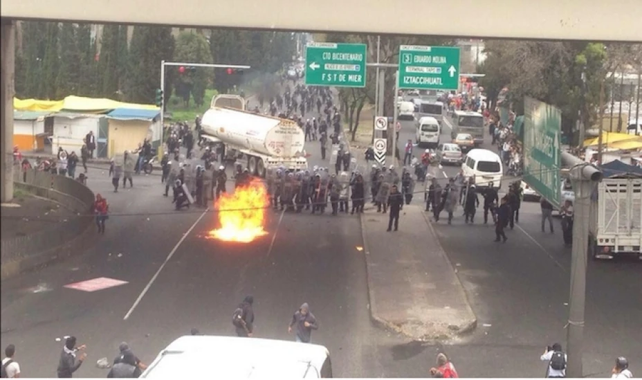 Un grupo de encapuchados se encuentran en Circuito interior a la altura del Metro Oceanía